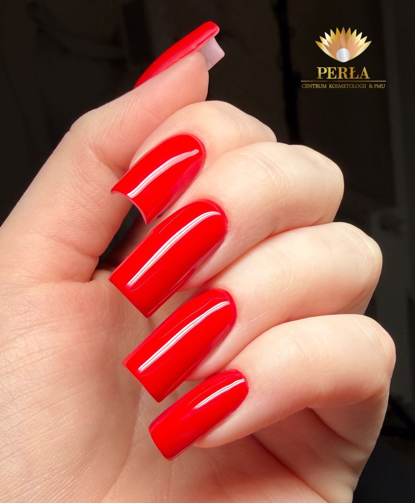 Klasyczna czerwień w ultra połysku ✨ Eleganckie, długie kwadraty, które przyciągają spojrzenia i dodają charakteru każdej stylizacji ❤️💅------------------------------------
Perła Centrum Kosmetologii & PMU
Ul.Wojska polskiego 2a-e/3b
Tel.502914041
www.centrumperla.pl#manicurtrend #stylistkapaznokci #manicurezelowy #stylistkaswinoujscie #manicureswinoujscie