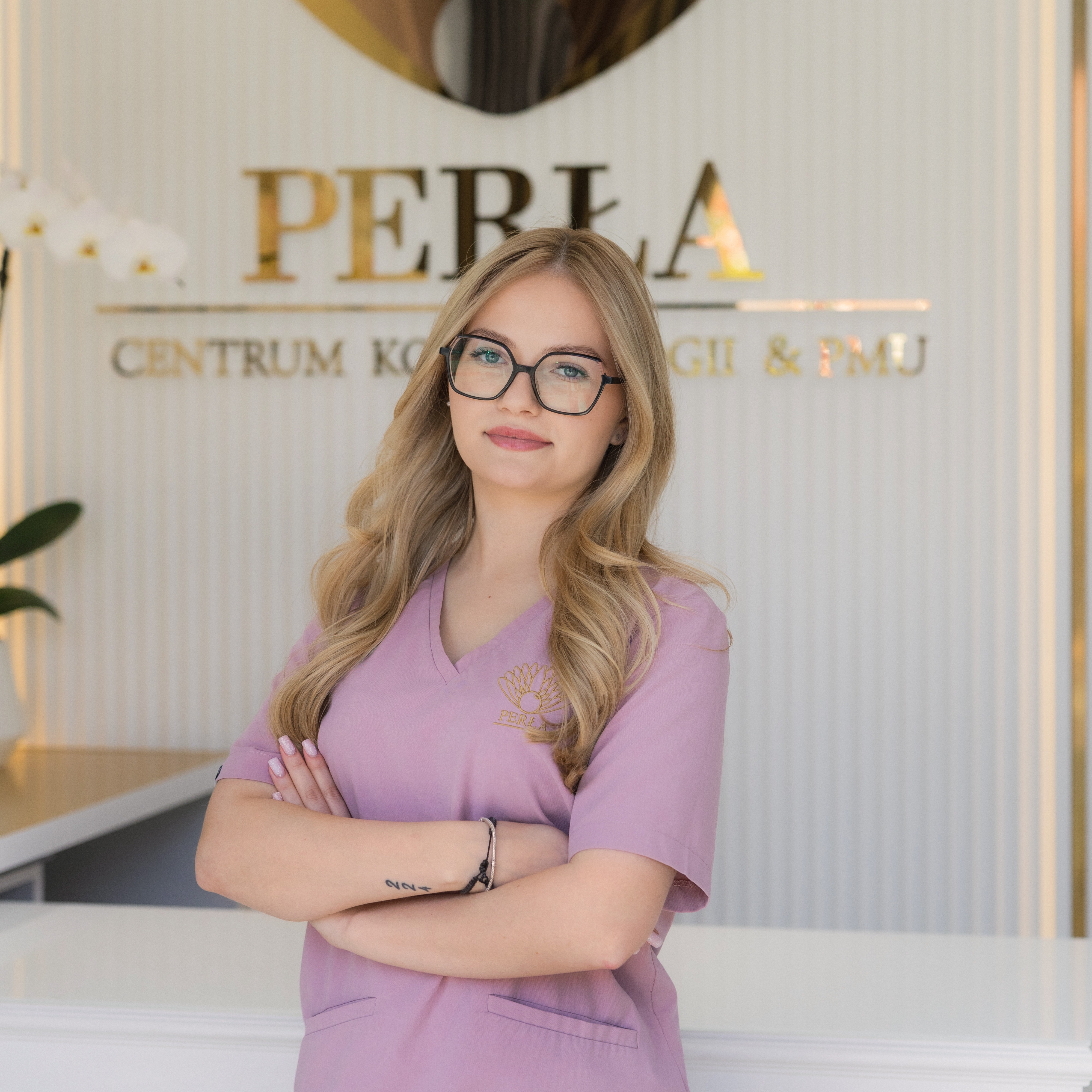 Zuzanna Skiba
Stylistka paznokci | Lashes & BrowsUkończyłam naukę w Collegium Medycznym MEDICA w Szczecinie, gdzie systematycznie poszerzałam swoją wiedzę i kompetencje zawodowe. W salonie specjalizuję się w stylizacji paznokci, którą wykonuję z ogromną pasją, precyzją oraz dbałością o każdy detal. Moim celem jest tworzenie estetycznych, trwałych i harmonijnych stylizacji, dopasowanych do indywidualnych potrzeb oraz stylu każdej Klientki. Ukończyłam szkolenia z zakresu 4 kształtów salonowych, odnowy żelowej oraz korekty opadających paznokci, co pozwala mi pracować zarówno na naturalnej płytce, jak i przy bardziej wymagających stylizacjach. Stawiam na jakość, bezpieczeństwo oraz wysokie standardy pracy, dzięki czemu moje Klientki mogą czuć się komfortowo i pewnie podczas każdej wizyty. Nieustannie inwestuję w swój rozwój zawodowy, regularnie uczestnicząc w szkoleniach i kursach, aby podnosić swoje kwalifikacje oraz być na bieżąco z nowoczesnymi technikami i trendami w branży beauty. Rozwój i doskonalenie umiejętności są dla mnie nie tylko obowiązkiem, ale przede wszystkim pasją. Dodatkowo posiadam szkolenie z koreańskiej laminacji rzęs i brwi, co pozwala mi kompleksowo zadbać o oprawę oka w subtelny, elegancki sposób. W swojej pracy kieruję się profesjonalizmem, estetyką oraz indywidualnym podejściem do każdej osoby. Zależy mi, aby każda wizyta była nie tylko zabiegiem, ale również chwilą relaksu, komfortu i przyjemnej atmosfery. Do swojej pracy podchodzę z pełnym zaangażowaniem, sercem i uśmiechem, wierząc, że piękno to połączenie jakości, pasji i dobrej energii.#stylistkapaznokci #stylistkabrwi #pasja #swinoujscieuroda