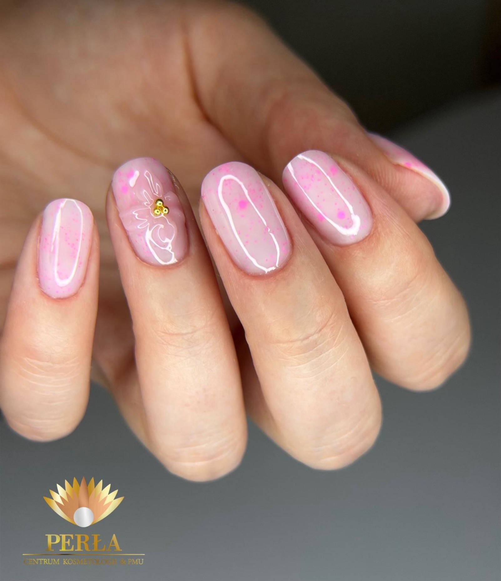 🌸 Kwiatek 3D gra tutaj pierwsze skrzypce!Delikatna forma, odrobina blasku i różowa baza tworzą stylizację, od której trudno oderwać wzrok. 💗✨Zapraszamy
Perła Centrum Kosmetologii&PMU
Ul. Wojska Polskiego 2a
Tel. 502 914 041 www.centrumperla.pl
