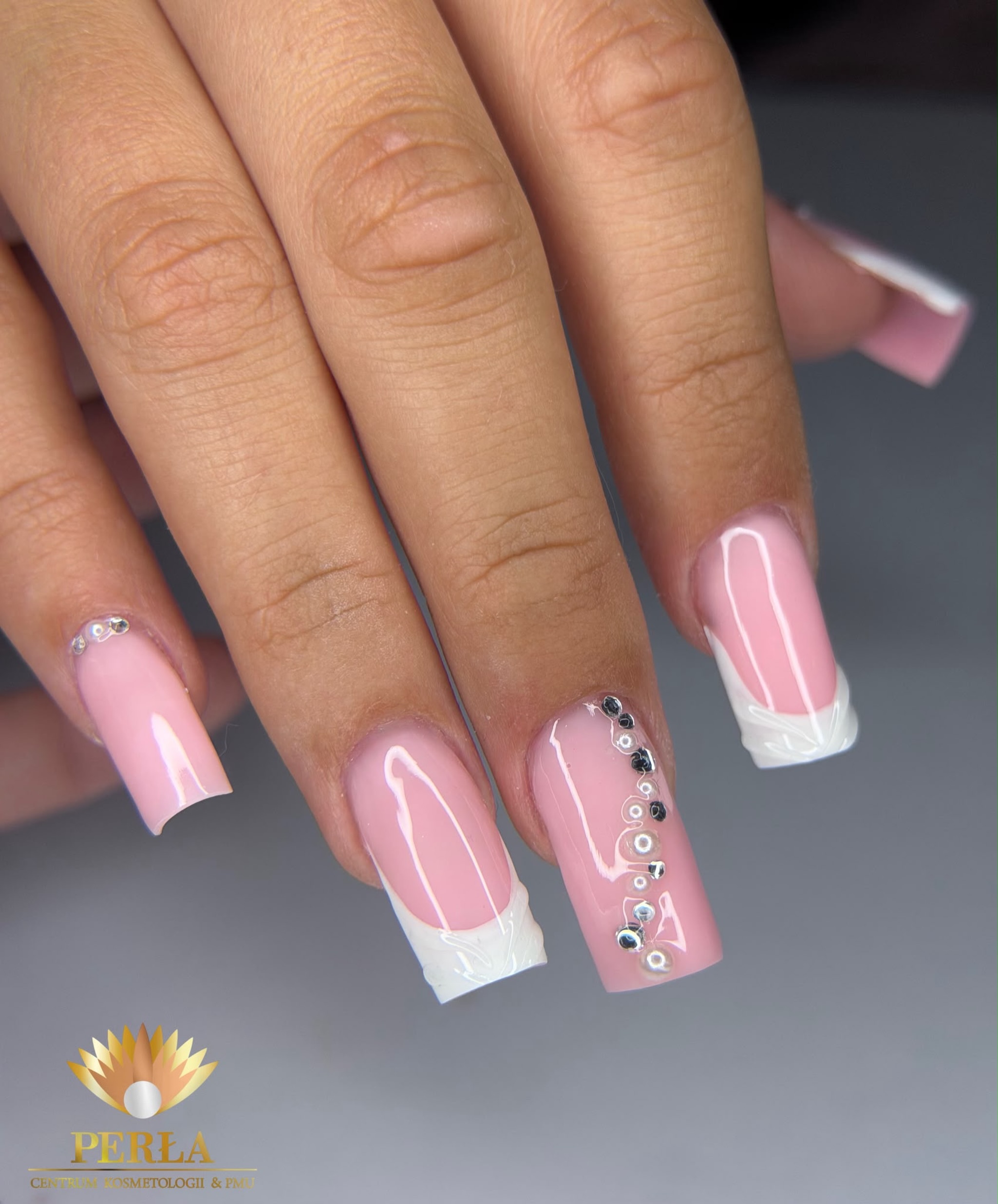 Piękna aplikacja z cyrkonii i perełek, elegancki french z dodatkami 3D oraz delikatny odcień różu – stylizacja, która zachwyca subtelnością i blaskiem. 💖💎 wyk.Zuza----------------------------------------
Perła Centrum Kosmetologii & PMU
Ul.Wojska polskiego 2a-e/3b
Tel.502914041
www.centrumperla.pl#manicureswinoujscie #nailartist #TrendyPaznokcie #urodaswinoujscie